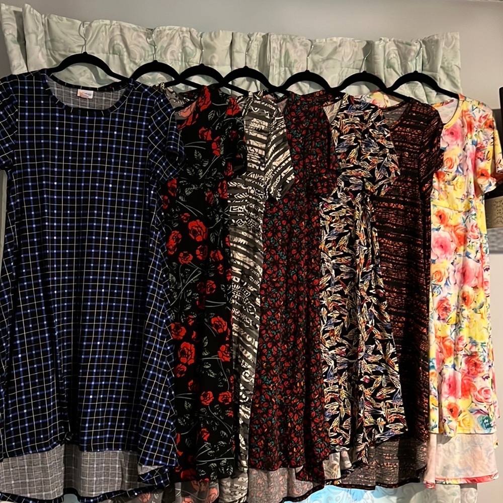 LOT OF 7 GUC LuLaRoe Carly Size Small Dresses